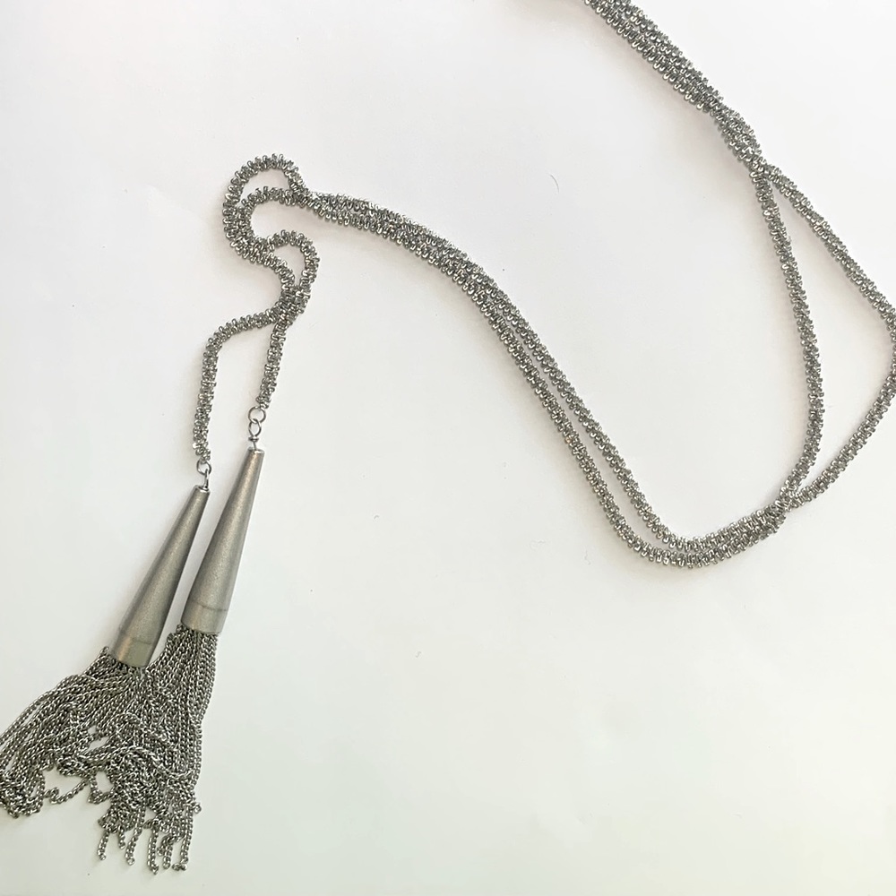 Kendra Scott necklace